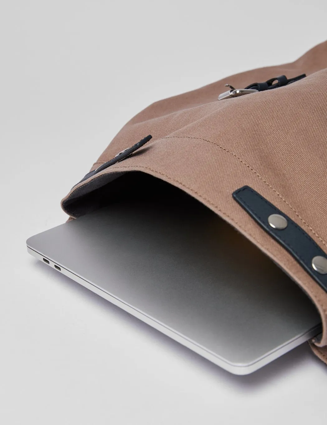 Sandqvist Hege Backpack - Earth Brown/Navy Blue